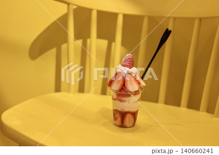 たっぷり苺を使った華やかないちごパフェ たっぷり苺を使った華やかないちごパフェ 140660241