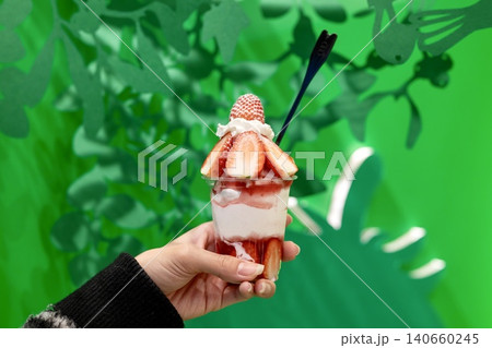 たっぷり苺を使った華やかないちごパフェ たっぷり苺を使った華やかないちごパフェ 140660245