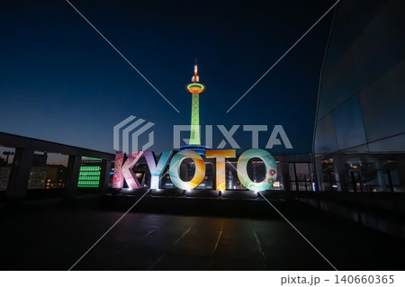 京都タワーのライトアップ 京都タワーのライトアップ 140660365