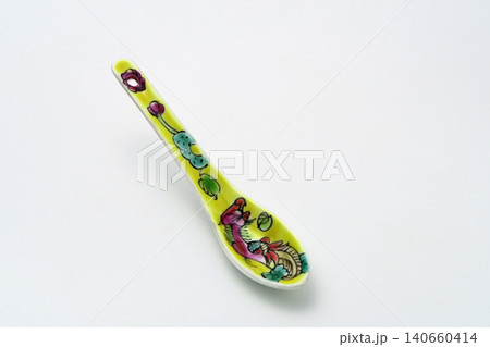 白バックに陶芸品でカラフルなプラナカン食器のティースプーン 白バックに陶芸品でカラフルなプラナカン食器のティースプーン 140660414