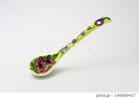 白バックに陶芸品でカラフルなプラナカン食器のティースプーン 白バックに陶芸品でカラフルなプラナカン食器のティースプーン 140660417