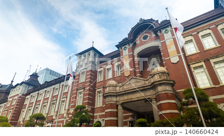 日本国旗が掲げられた東京駅丸の内駅舎の赤レンガ外観 日本国旗が掲げられた東京駅丸の内駅舎の赤レンガ外観 140660424