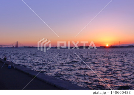 名古屋港 名港トリトンの夕日(愛知県名古屋市) 名古屋港 名港トリトンの夕日(愛知県名古屋市) 140660488