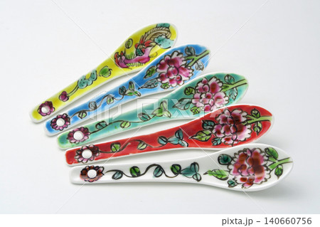 白バックに陶芸品でカラフルなプラナカン食器のティースプーン 白バックに陶芸品でカラフルなプラナカン食器のティースプーン 140660756