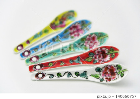 白バックに陶芸品でカラフルなプラナカン食器のティースプーン 白バックに陶芸品でカラフルなプラナカン食器のティースプーン 140660757