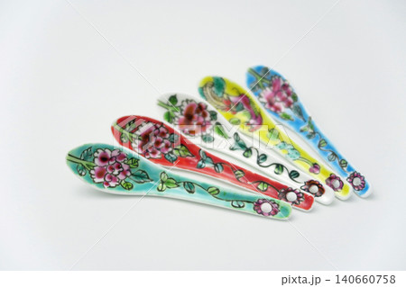 白バックに陶芸品でカラフルなプラナカン食器のティースプーン 140660758