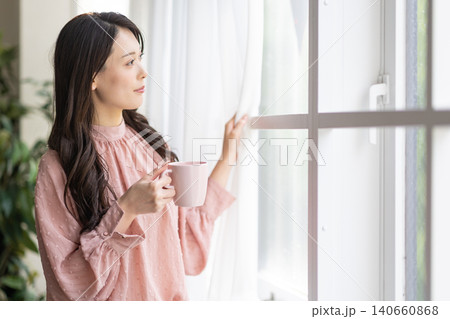 窓の外を眺める女性 窓の外を眺める女性 140660868