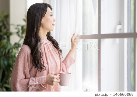 窓の外を眺める女性 窓の外を眺める女性 140660869