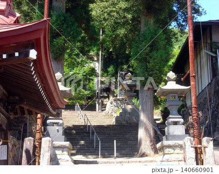 急な階段夏の神社 140660901