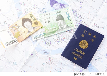 日本のパスポート(一般旅券5年用紺色)と、韓国の通貨ウォンKRWの紙幣を用意して、韓国旅行を計画する 日本のパスポート(一般旅券5年用紺色)と、韓国の通貨ウォンKRWの紙幣を用意して、韓国旅行を計画する 140660954