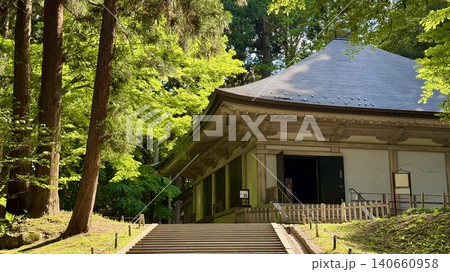 杉木立の新緑に佇む金色堂の新覆堂(しんおおいどう)〈関山中尊寺/岩手県平泉町〉 杉木立の新緑に佇む金色堂の新覆堂(しんおおいどう)〈関山中尊寺/岩手県平泉町〉 140660958