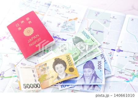 日本のパスポート（一般旅券10年用赤色）と、韓国の通貨ウォンKRWの紙幣を用意して、韓国旅行を計画 140661010