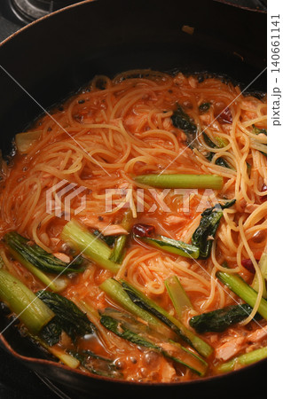 調理中のトマトソースパスタ 調理中のトマトソースパスタ 140661141
