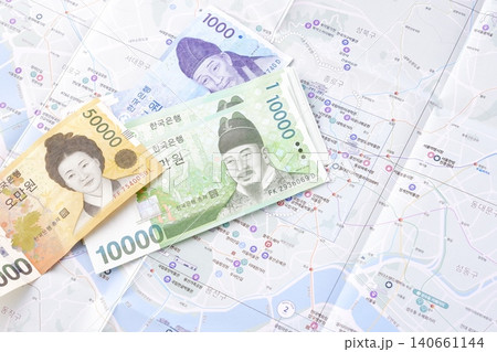 韓国の通貨、ウォンKRWの紙幣と、韓国の地図を用意して、韓国旅行の計画を立てる 韓国の通貨、ウォンKRWの紙幣と、韓国の地図を用意して、韓国旅行の計画を立てる 140661144