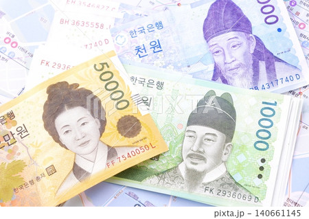 韓国の通貨、ウォンKRWの紙幣と、韓国の地図を用意して、韓国旅行の計画を立てる 韓国の通貨、ウォンKRWの紙幣と、韓国の地図を用意して、韓国旅行の計画を立てる 140661145