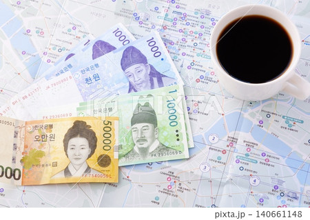 韓国の通貨、ウォンKRWの紙幣と、韓国の地図を用意して、韓国旅行の計画を立てる 140661148
