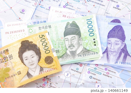 韓国の通貨、ウォンKRWの紙幣と、韓国の地図を用意して、韓国旅行の計画を立てる 韓国の通貨、ウォンKRWの紙幣と、韓国の地図を用意して、韓国旅行の計画を立てる 140661149
