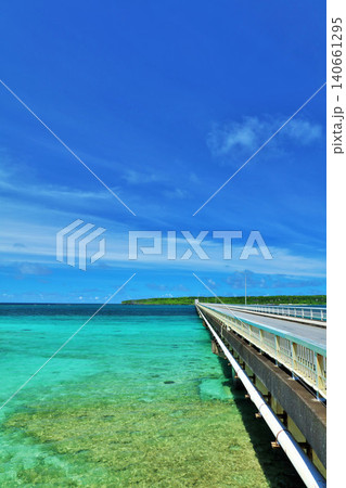 沖縄 宮古島 来間大橋からの青空と海 沖縄 宮古島 来間大橋からの青空と海 140661295