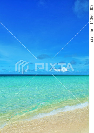 沖縄　宮古島　与那覇前浜の青空と海 140661305