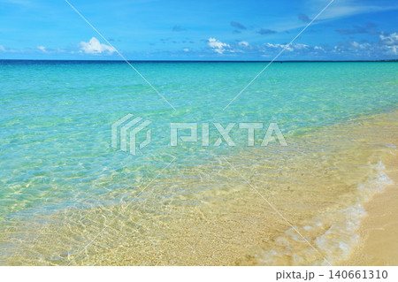 沖縄　宮古島　与那覇前浜の青空と海 140661310
