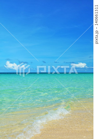 沖縄　宮古島　与那覇前浜の青空と海 140661311