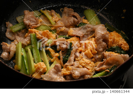 豚肉と小松菜の中華風卵炒め 豚肉と小松菜の中華風卵炒め 140661344