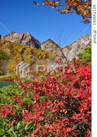 紅葉のピークを迎えた白馬の峰々 紅葉のピークを迎えた白馬の峰々 140662109