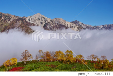 紅葉のピークを迎えた白馬の峰々 紅葉のピークを迎えた白馬の峰々 140662111