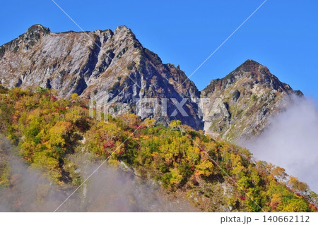 紅葉のピークを迎えた白馬の峰々 紅葉のピークを迎えた白馬の峰々 140662112