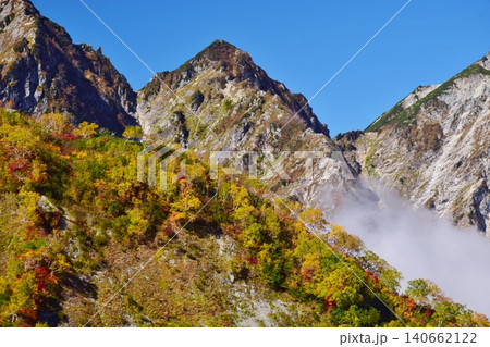 紅葉のピークを迎えた白馬の峰々 140662122