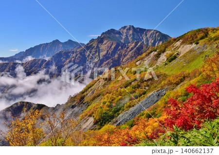 紅葉のピークを迎えた白馬の峰々 紅葉のピークを迎えた白馬の峰々 140662137