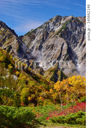 紅葉のピークを迎えた白馬の峰々 紅葉のピークを迎えた白馬の峰々 140662146