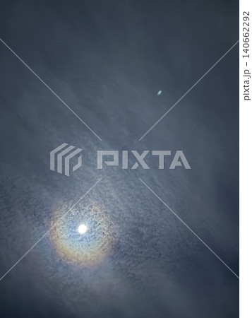 月暈に包まれた幻想的な夜空 月暈に包まれた幻想的な夜空 140662292