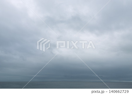 厚い雲に包まれた静かな水平線 厚い雲に包まれた静かな水平線 140662729