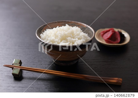 健康的な和食の定番 白米と梅干し 健康的な和食の定番 白米と梅干し 140662879