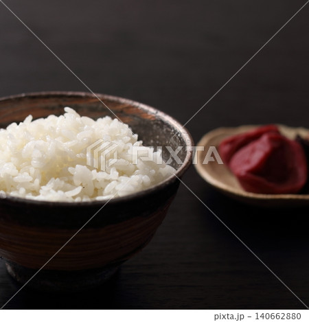健康的な和食の定番 白米と梅干し 健康的な和食の定番 白米と梅干し 140662880