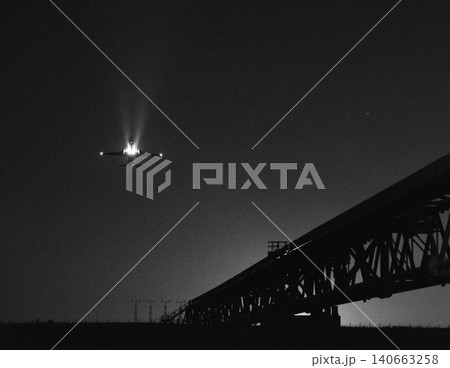 夜間に飛び立つ飛行機 夜間に飛び立つ飛行機 140663258