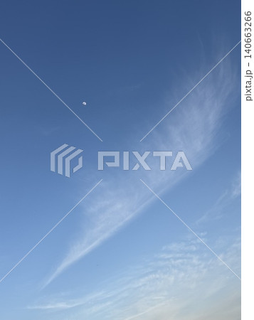 青空に浮かぶ昼の月と流れる巻雲 青空に浮かぶ昼の月と流れる巻雲 140663266