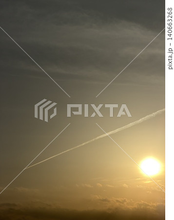 夕空を横切る飛行機雲 夕空を横切る飛行機雲 140663268