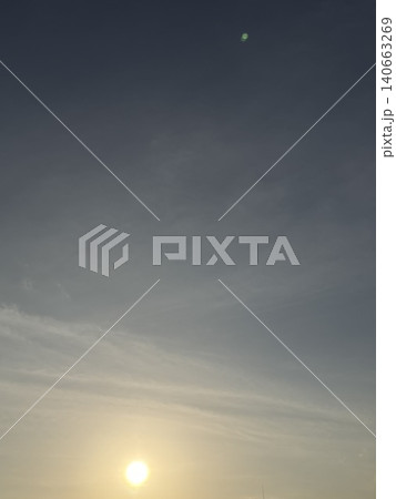 夕暮れの空に輝く太陽 夕暮れの空に輝く太陽 140663269