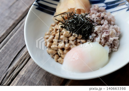 温玉と新生姜の甘酢漬けをトッピングした十六穀米の納豆ごはん 140663398