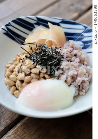 温玉と新生姜の甘酢漬けをトッピングした十六穀米の納豆ごはん 140663399