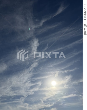 青空に広がる巻雲と輝く太陽 140663487
