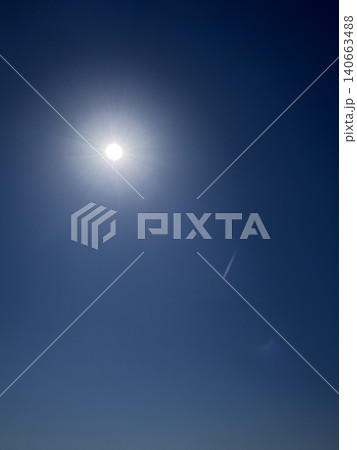 澄み渡る青空に輝く太陽 140663488