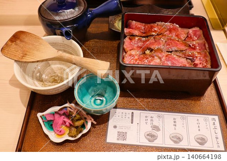 うな重と薬味、出汁が並ぶ和食の御膳セット 140664198