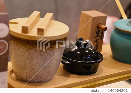 陶器と木製の調味料入れが並ぶ和テイストのキッチン雑貨 陶器と木製の調味料入れが並ぶ和テイストのキッチン雑貨 140664201