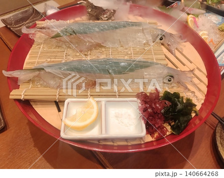 新鮮なイカの刺身と姿造り 新鮮なイカの刺身と姿造り 140664268
