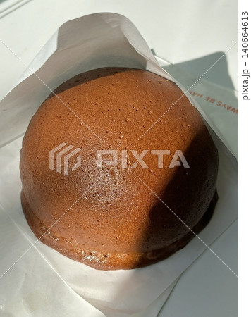 Soft coffee buns with a crispy coffee-flavored topping and a buttery filling. These aromatic treats offer a perfect blend of sweetness and coffee essence, ideal for pairing with your favorite brew. 140664613