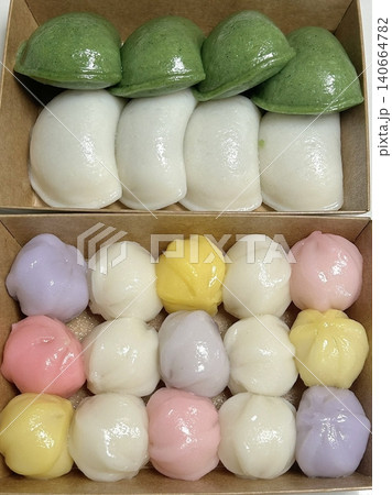 Songpyeon, a traditional Korean rice cake, filled with sweet fillings like sesame seeds, red bean paste, or chestnuts. Fragrant aroma and chewy texture, often enjoyed during the Chuseok festival. 140664782