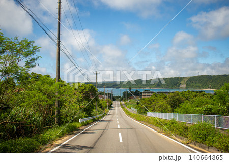 直線道路から海を望む/沖縄県東村 直線道路から海を望む/沖縄県東村 140664865